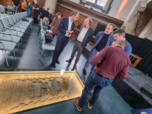 Afbeelding met kleding, person, persoon, schoeisel

Automatisch gegenereerde beschrijving
